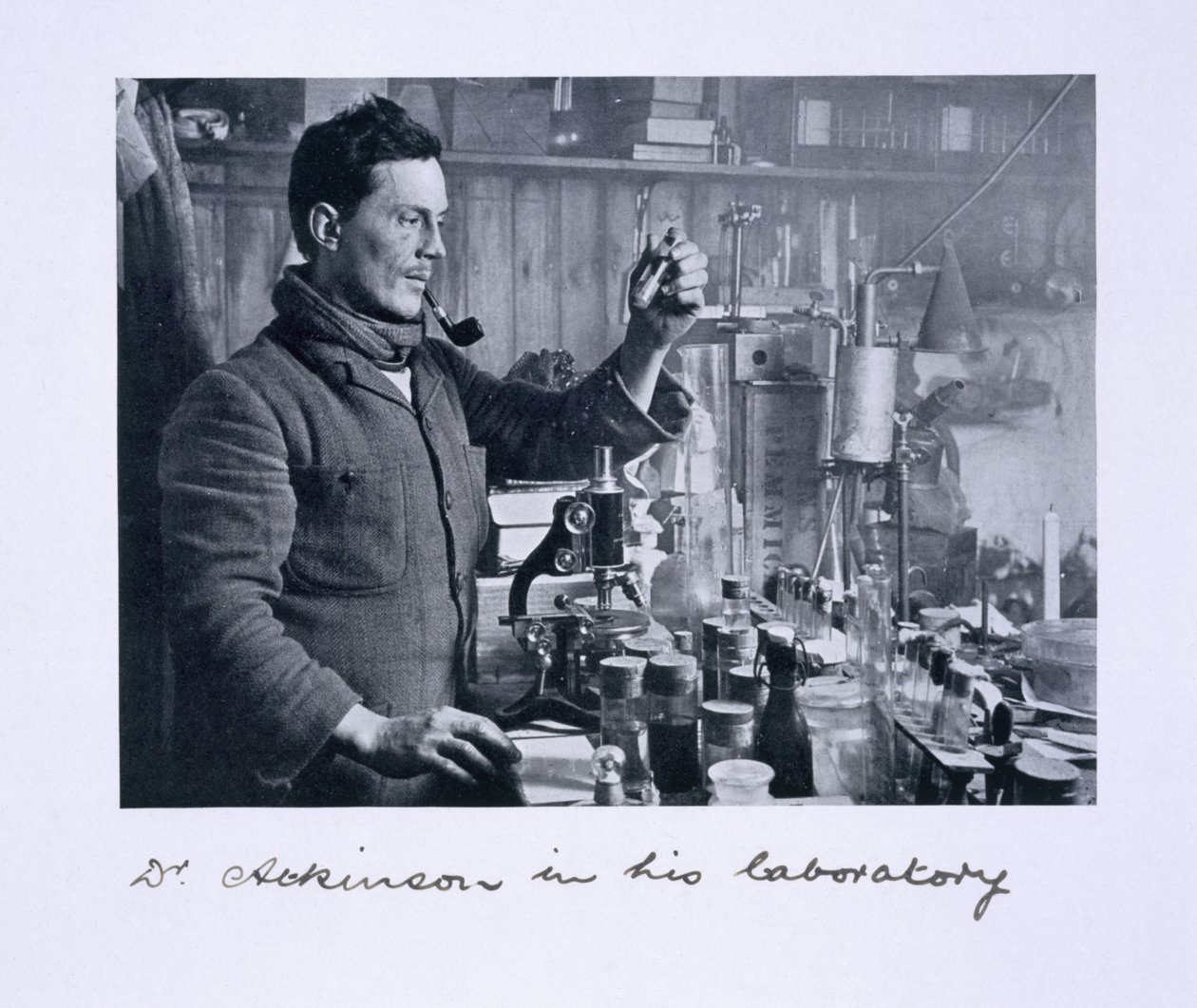 Dr. Atkinson in zijn laboratorium, uit 