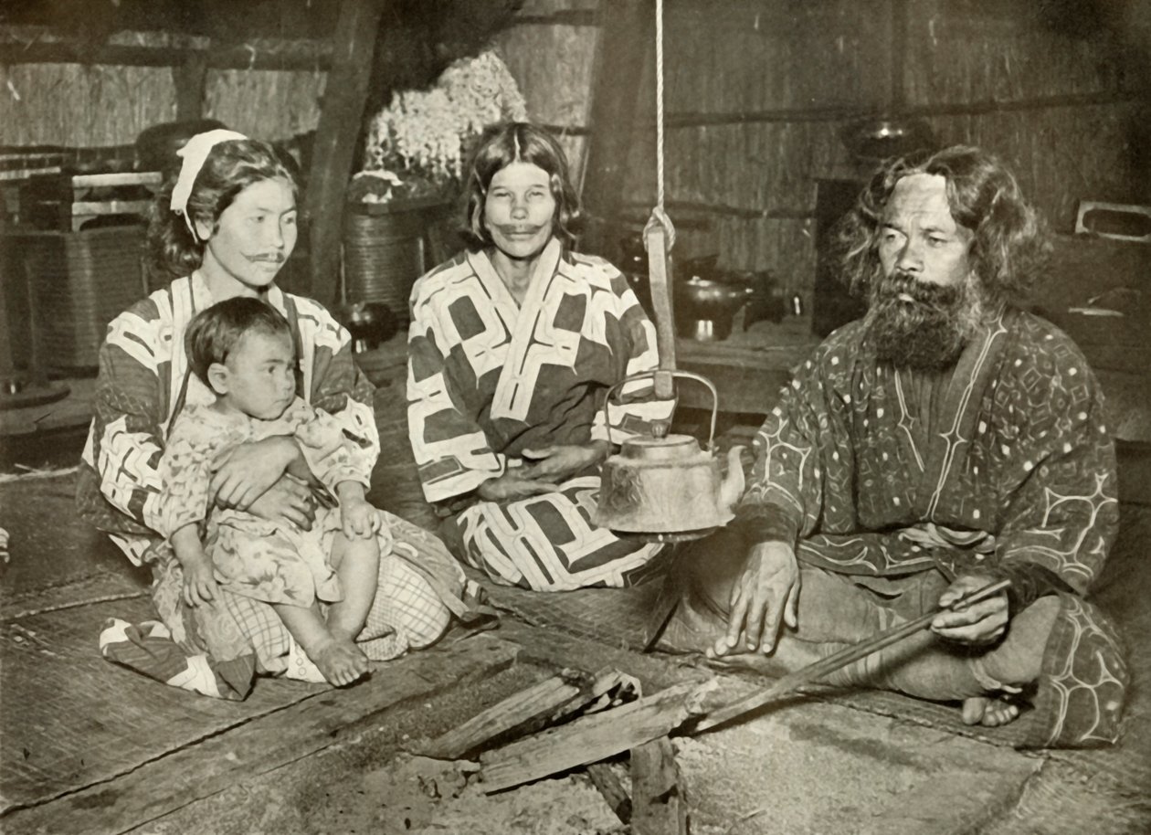 Ainu man en vrouwen thuis, 1910 door Herbert Ponting