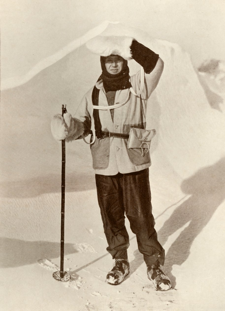 Kapitein Scott draagt de Portemonnee waarin hij zijn Sledetochtjournalen bewaarde, c1910-1911, 1913 door Herbert Ponting