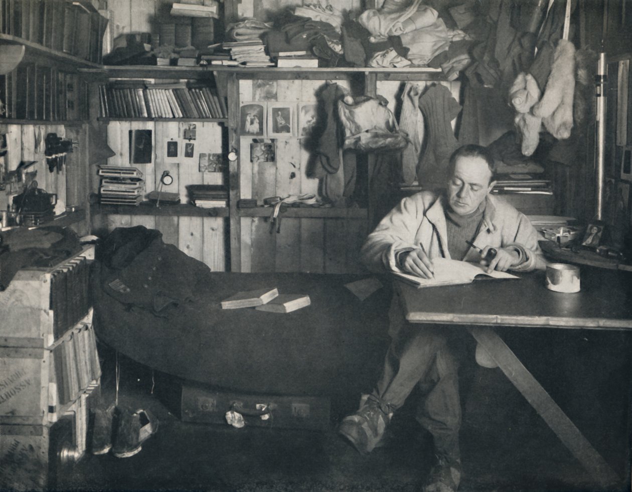 Kapitein Scott Schrijft Zijn Dagboek in de Hut bij Cape Evans, ca. 1911, 1914 door Herbert Ponting
