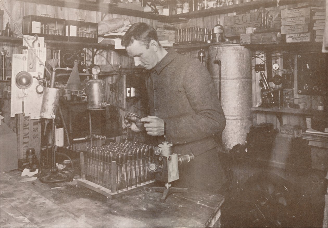 Dr. Simpson in zijn laboratorium, 21 december 1911, 1913 door Herbert Ponting