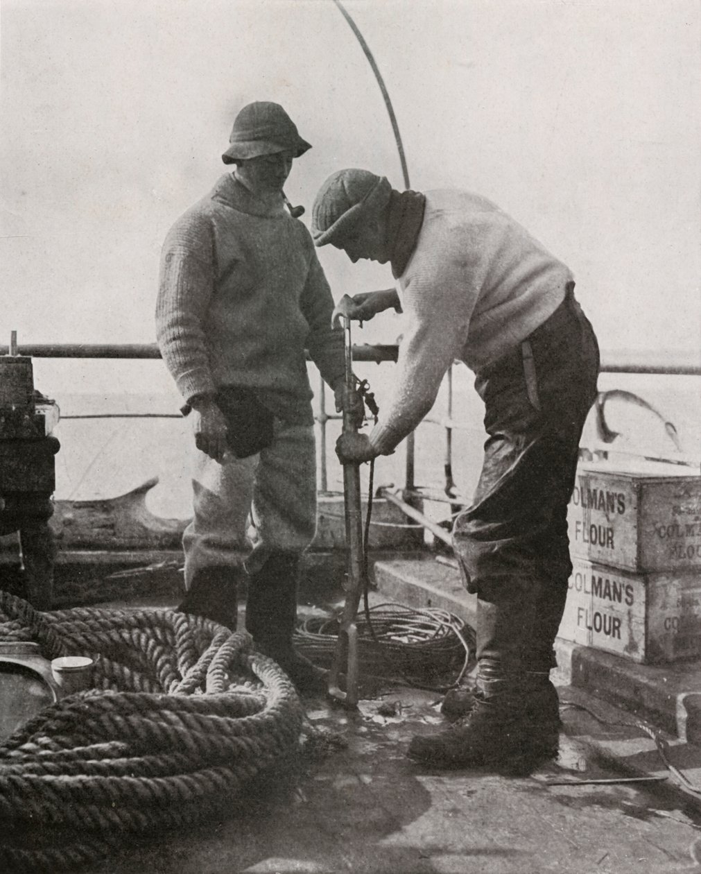 Dr. Wilson en Dr. Atkinson Laden het Harpoengeweer, ca. 1910-1913, 1913 door Herbert Ponting
