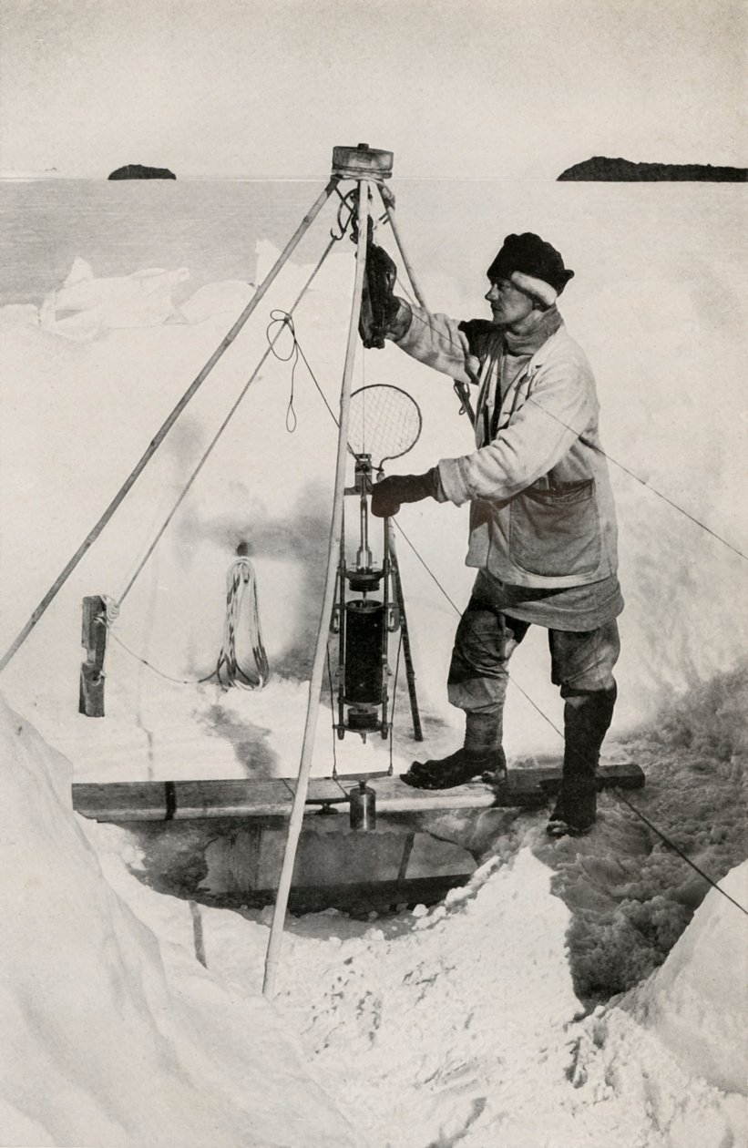 E. W. Nelson met de Nansen-Petersen geïsoleerde waterfles, ca. 1911 door Herbert Ponting