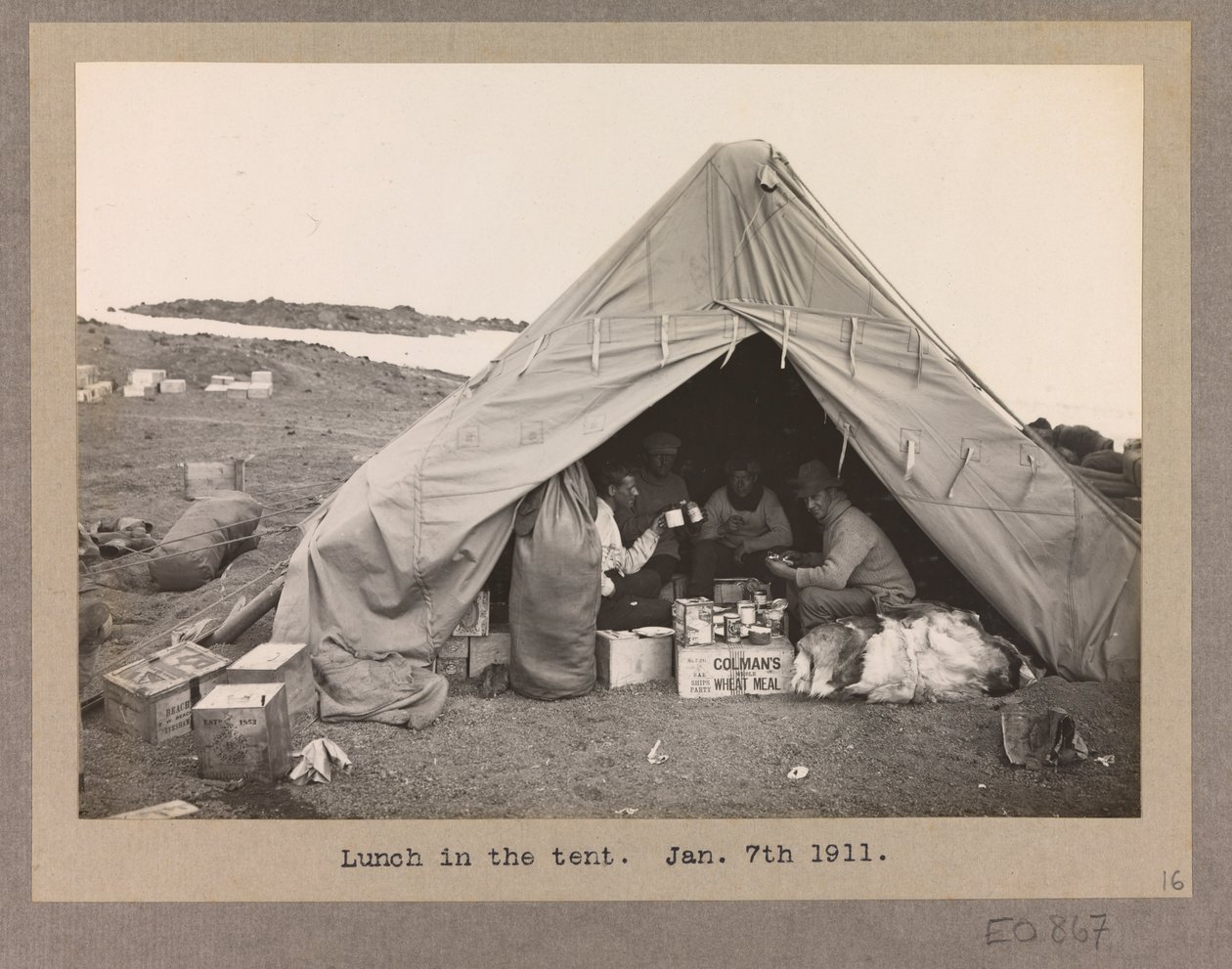 Vier expeditieleden lunchen in een tent door Herbert Ponting