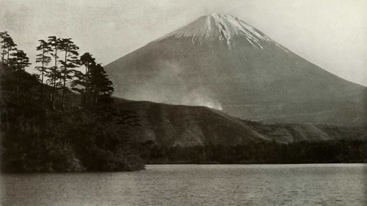 Fuji vanuit Nishi-No-Umi, 1910 door Herbert Ponting