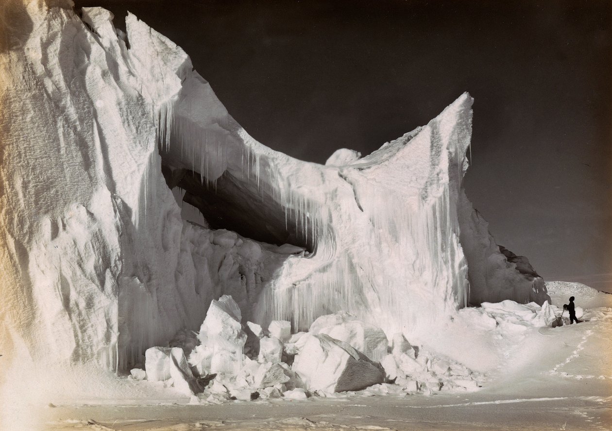 IJskasteel aan het einde van de winter gefilmd tijdens de Engelse expeditie naar Antarctica door Herbert Ponting