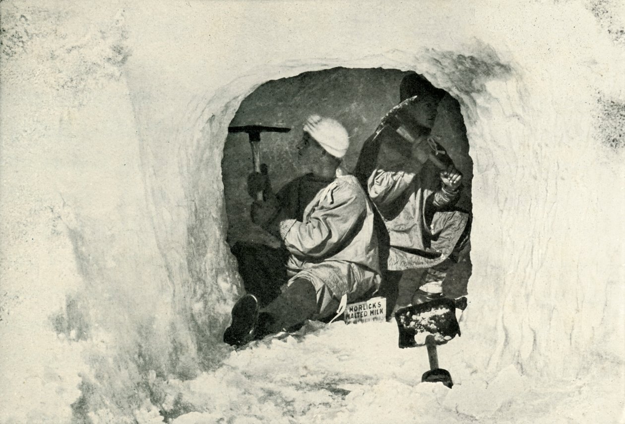Luitenant Evans en Nelson graven een grot voor koude opslag, 12 januari 1911 door Herbert Ponting