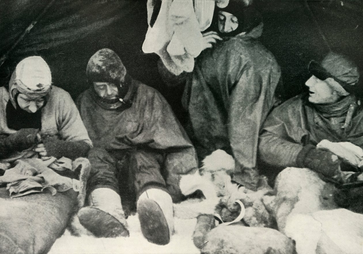 Leden van de Poolpartij die hun slaapzakken ingaan, ca. 1911, 1913 door Herbert Ponting