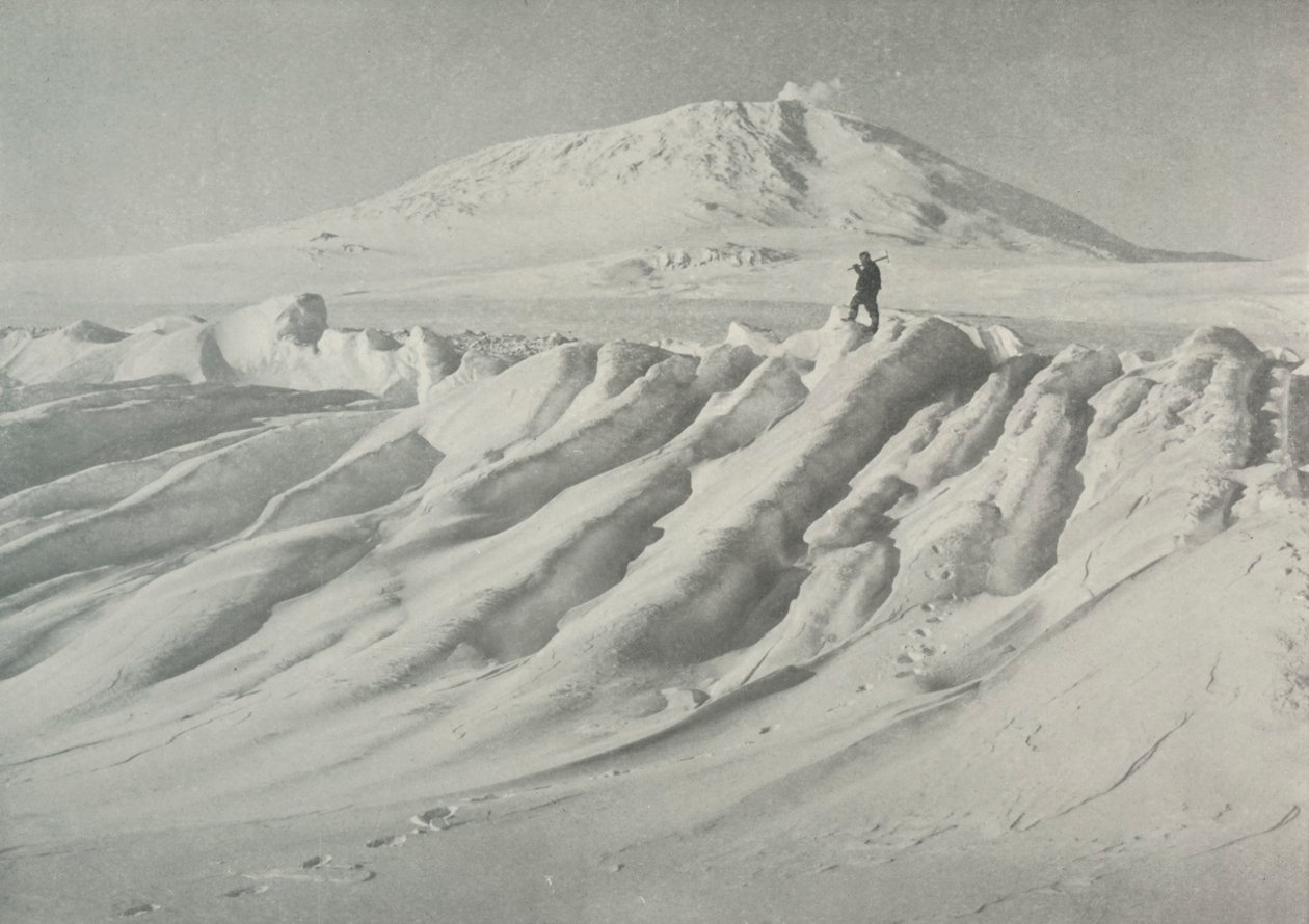 Mount Erebus boven een door water uitgesleten ijsberg, oktober 1911, 1913 door Herbert Ponting
