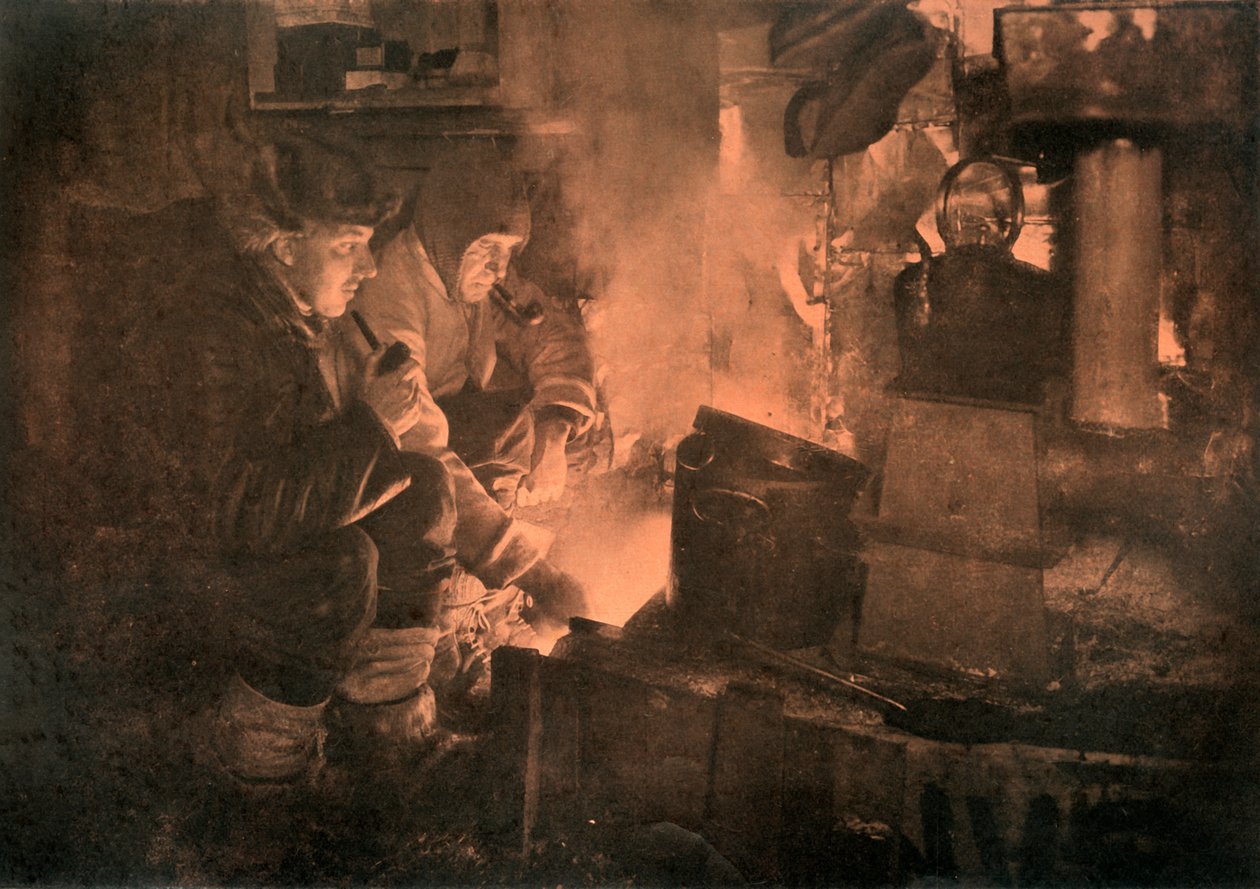Oates en Meares bij de Blubber-Stove in de Stallen, 1911, 1913 door Herbert Ponting