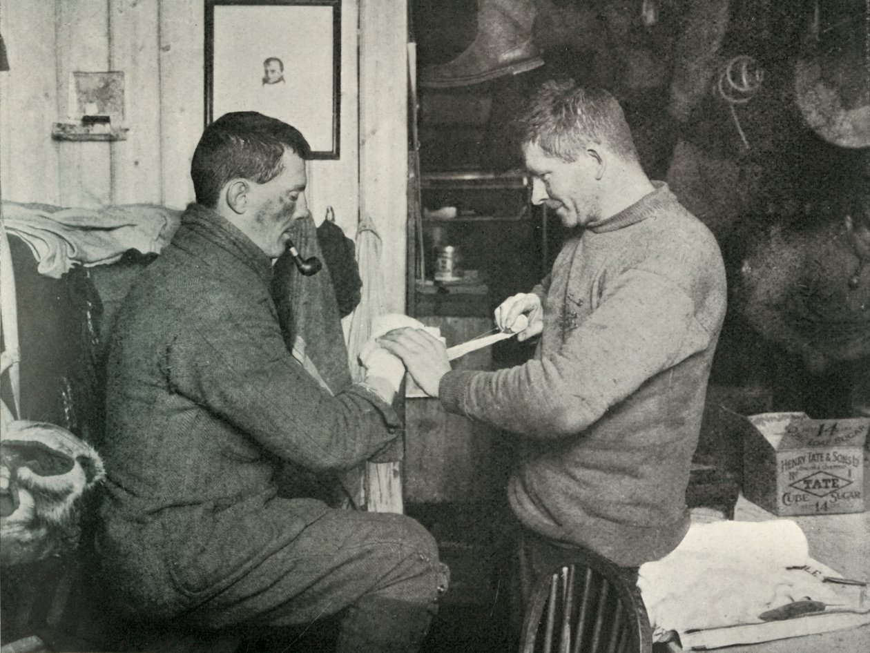 Onderofficier Evans verbindt de hand van Dr. Atkinson, 5 juli 1911, 1913 door Herbert Ponting