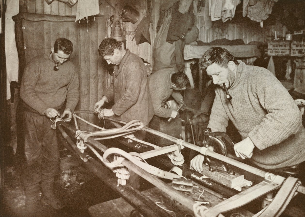 Sleden voorbereiden voor de Poolreis Crean, Forde, Lashly, P.O. Evans, ca. 1911, 1913 door Herbert Ponting