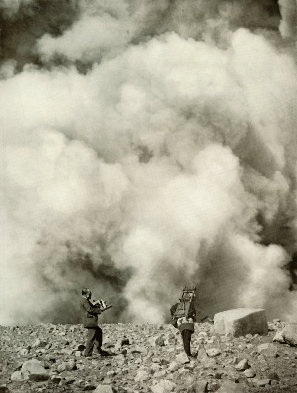 Rook en stoom stijgen op uit de krater van Asama na de explosie, 1910 door Herbert Ponting