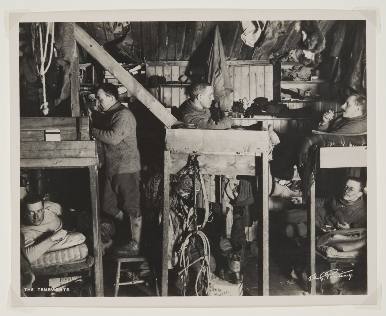 De huurkazernes tijdens de Terra Nova-expeditie (1910-13) naar de Zuidpool door Herbert Ponting