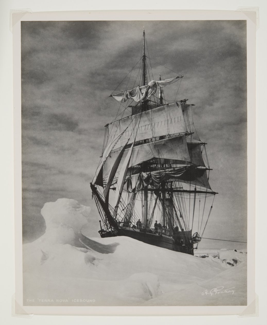 De Terra Nova vastgevroren door Herbert Ponting