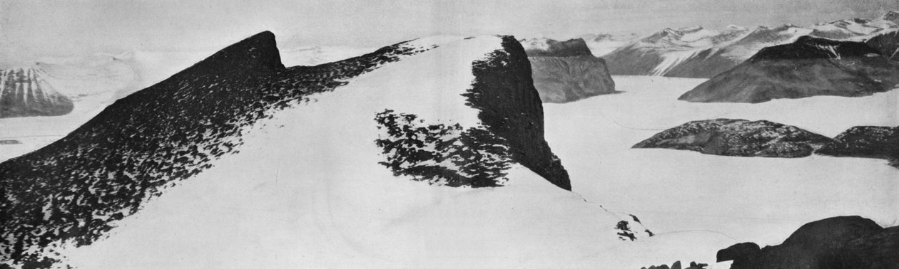 De top van Mount Suess, naar het zuiden kijkend, ca. 1911 door Herbert Ponting