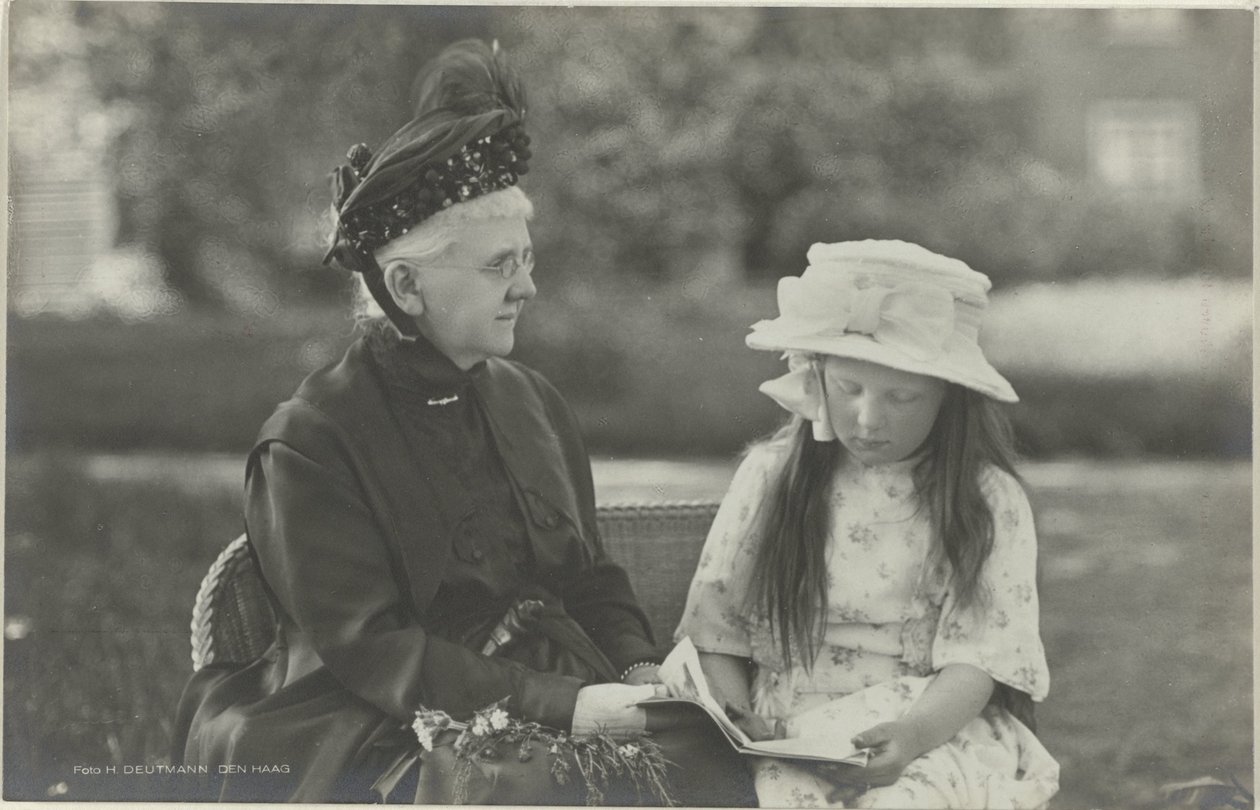Portret van Emma, koningin-regentes der Nederlanden, en Juliana, koningin der Nederlanden door Herman Deutmann