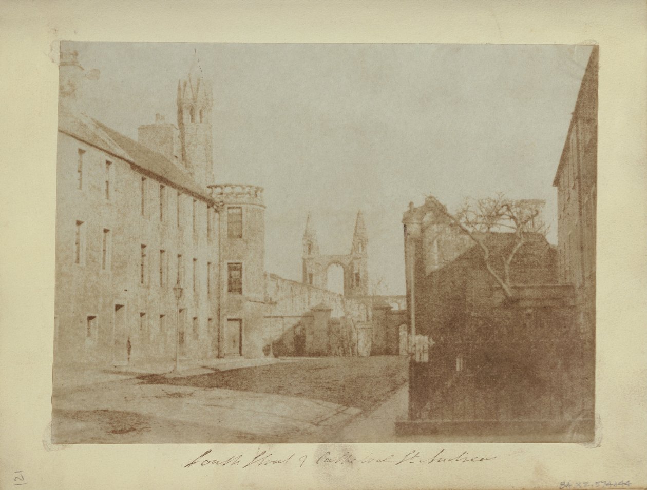 Het Oostelijke Einde van South Street, St. Andrews, met de Kathedraalruïnes in de Verte. door Hill and Adamson