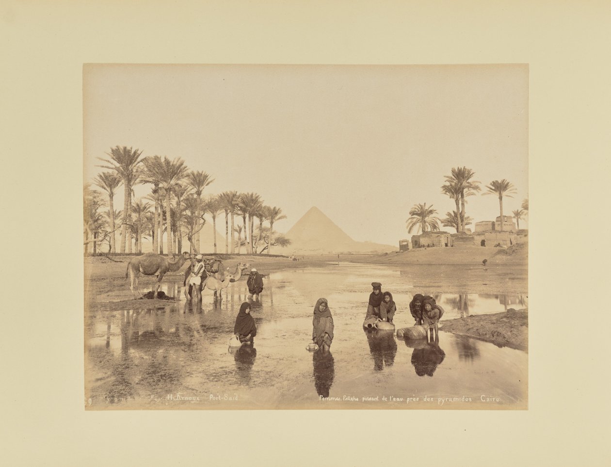 Vrouwen, Fellahs halen water bij de piramiden, Caïro door Hippolyte Arnoux