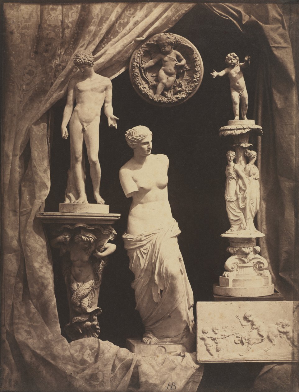 Stilleven met Beeldhouwwerk en Draperie door Hippolyte Bayard