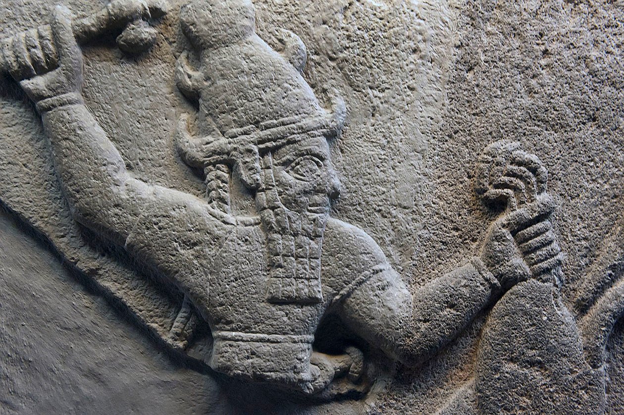 Detail van een stormgod stele door Hittite