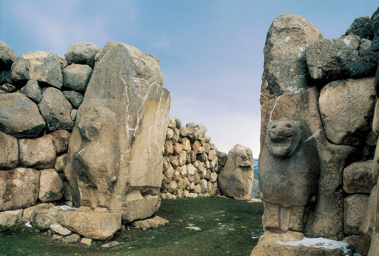 Zicht op de Leeuwenpoort, een van de vijf ingangen van de omheining van de oude hoofdstad van het Hettitische Rijk in Hattusha (nu Bogazkale), Turkije door Hittite