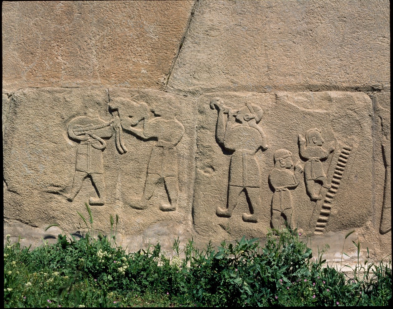 Zicht op de basis van reliëfs van de Poort van de Sfinx door Hittite Hittite