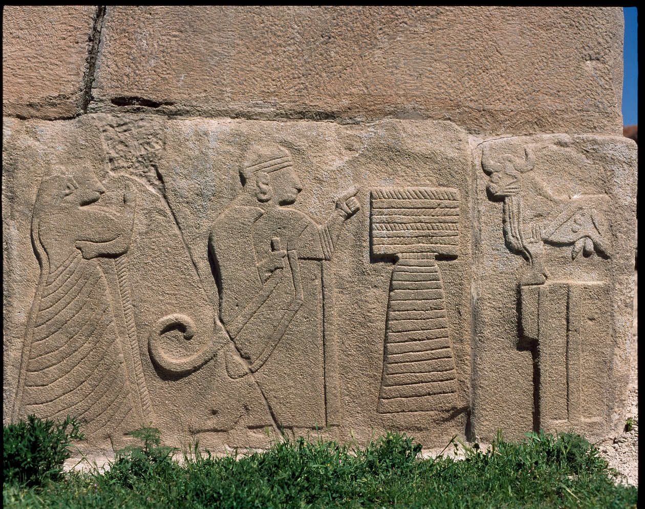 Uitzicht op de basis van reliëfs van de Poort van de Sfinx door Hittite Hittite