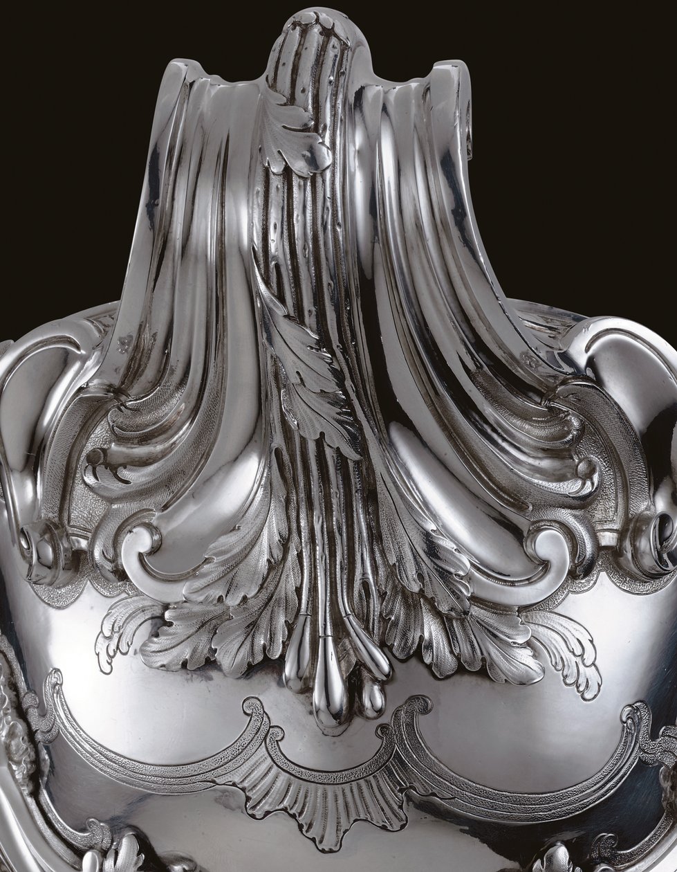 Detail van een Louis XV terrine, deksel en voering door Honore de Balzac