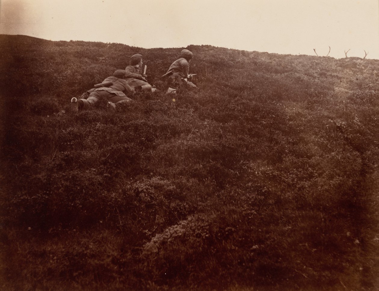 Horace en Edward besluipen herten,1856 (foto) door Horatio Ross