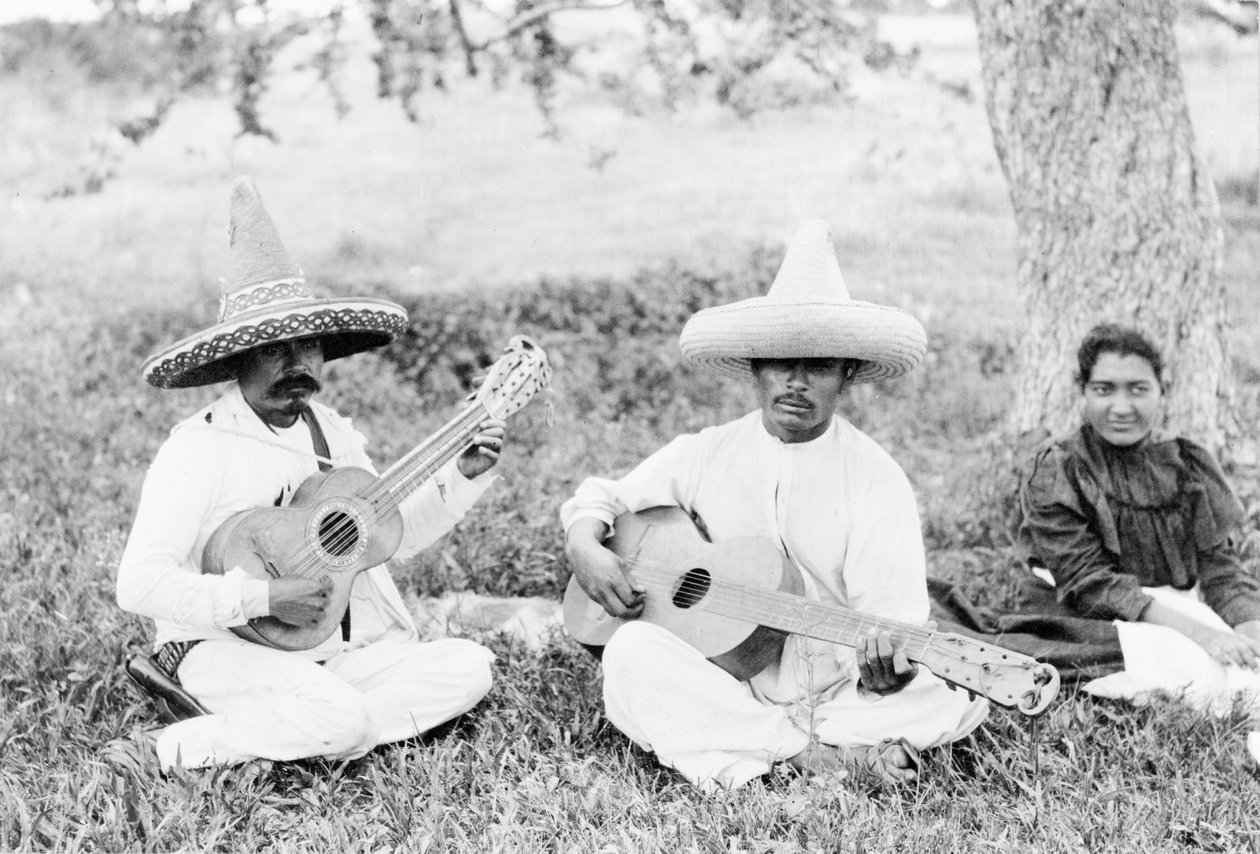 Mexicaanse muzikanten spelen gitaar, ca 1920 (z/w foto) door Hugo Brehme