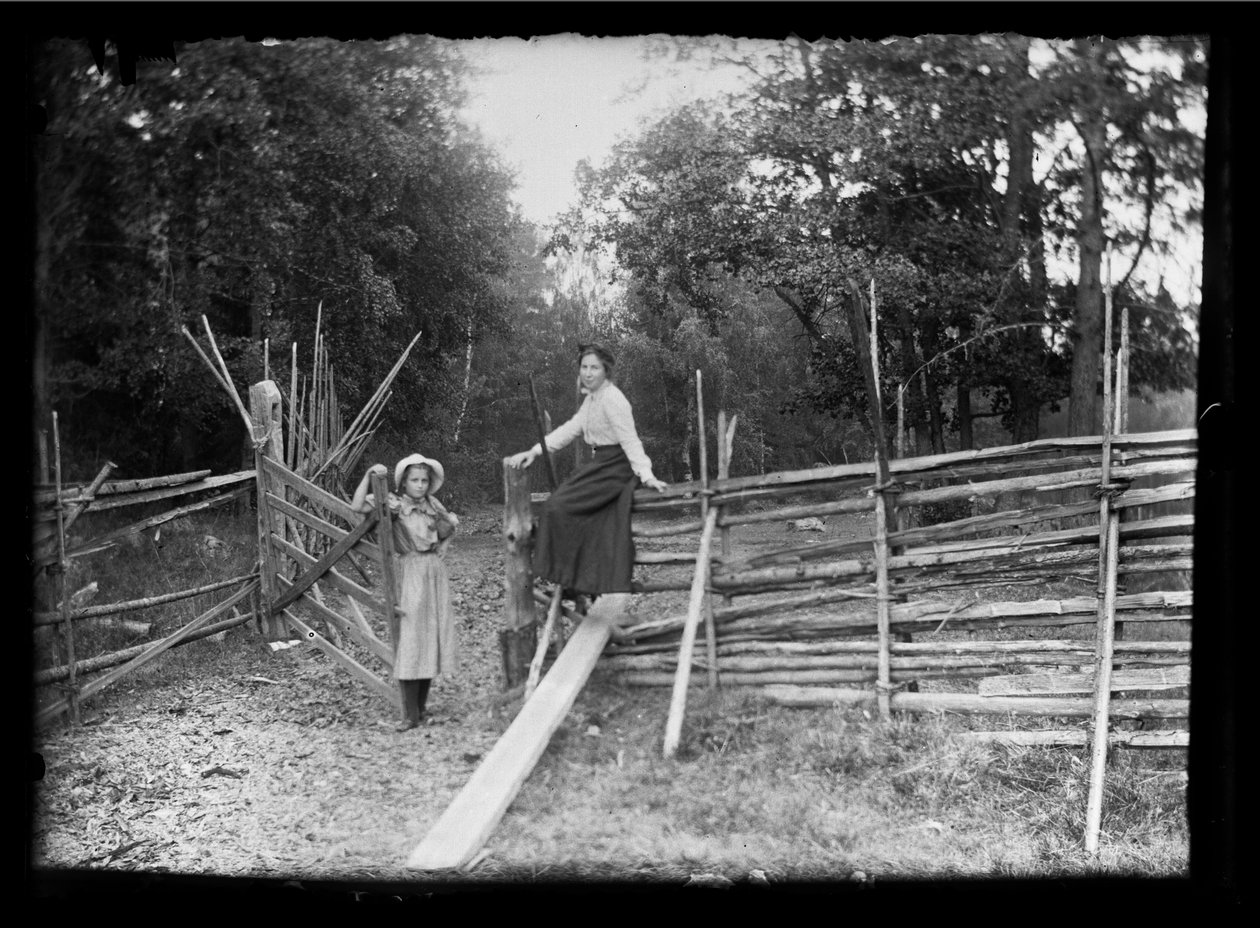 Lilli en Elsa Simberg op de veranda bij de Niskapohja weg door Hugo Simberg