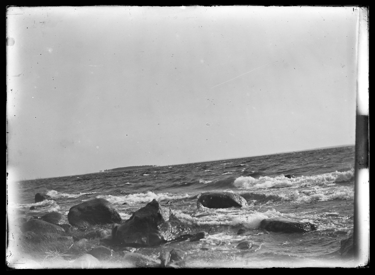 Zeegezicht vanuit Selkäranta, Mensi eiland in de verte door Hugo Simberg