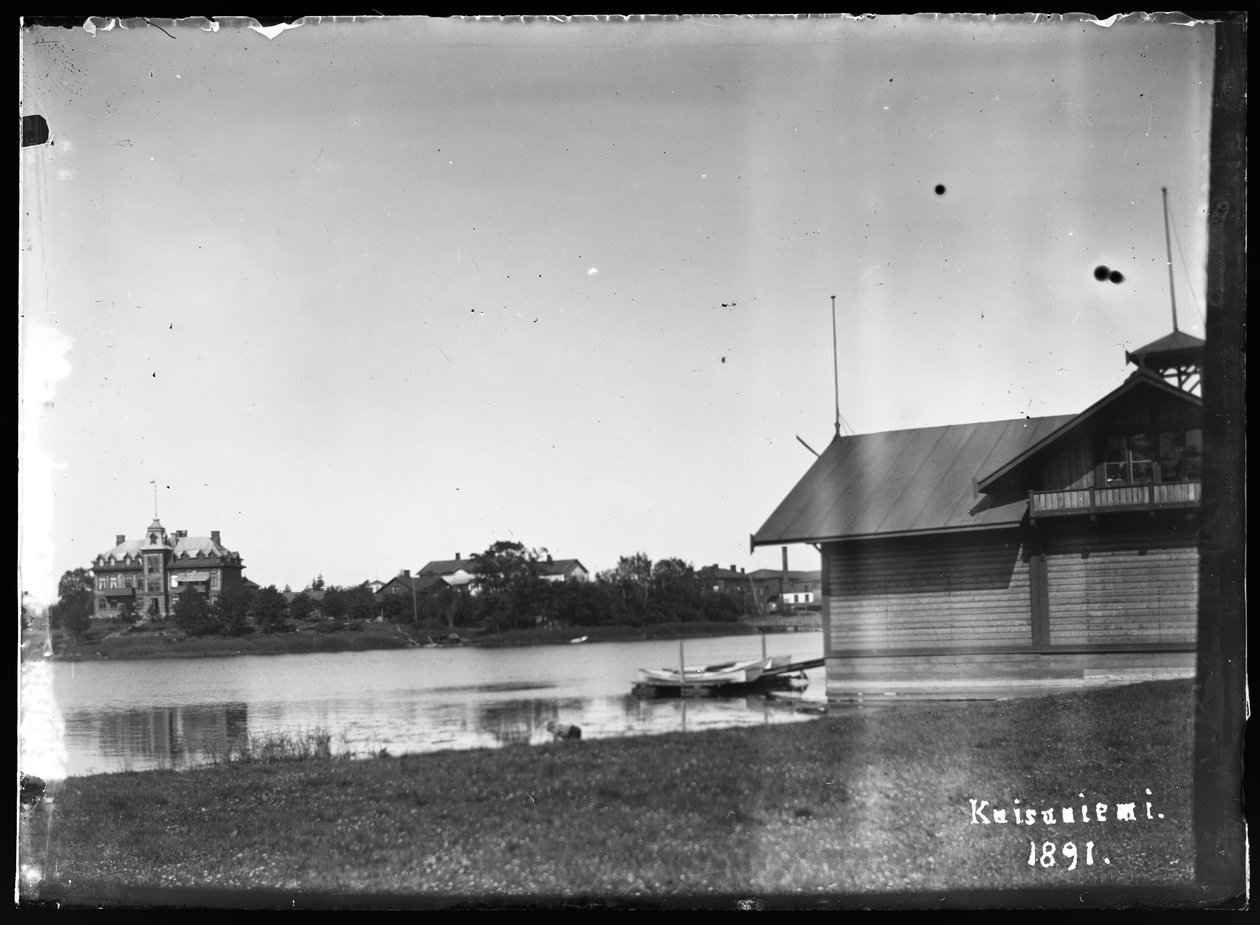 Rechts het paviljoen van de roeivereniging in Kaisaniemi, links de villa van fabriekseigenaar Rieks door Hugo Simberg