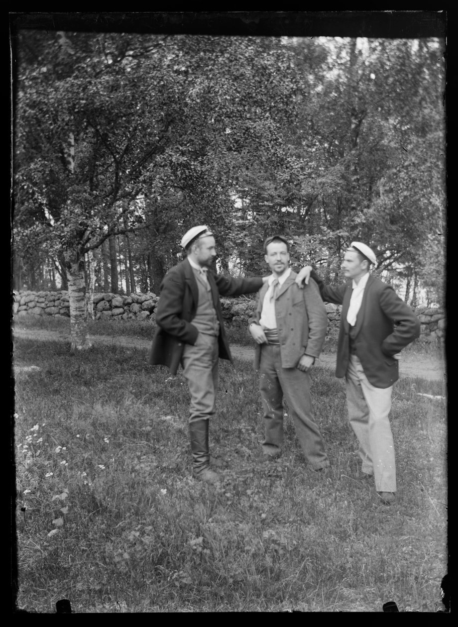 Paul en Hugo Simberg en Einar Relander in het Niemenlautka Park door Hugo Simberg