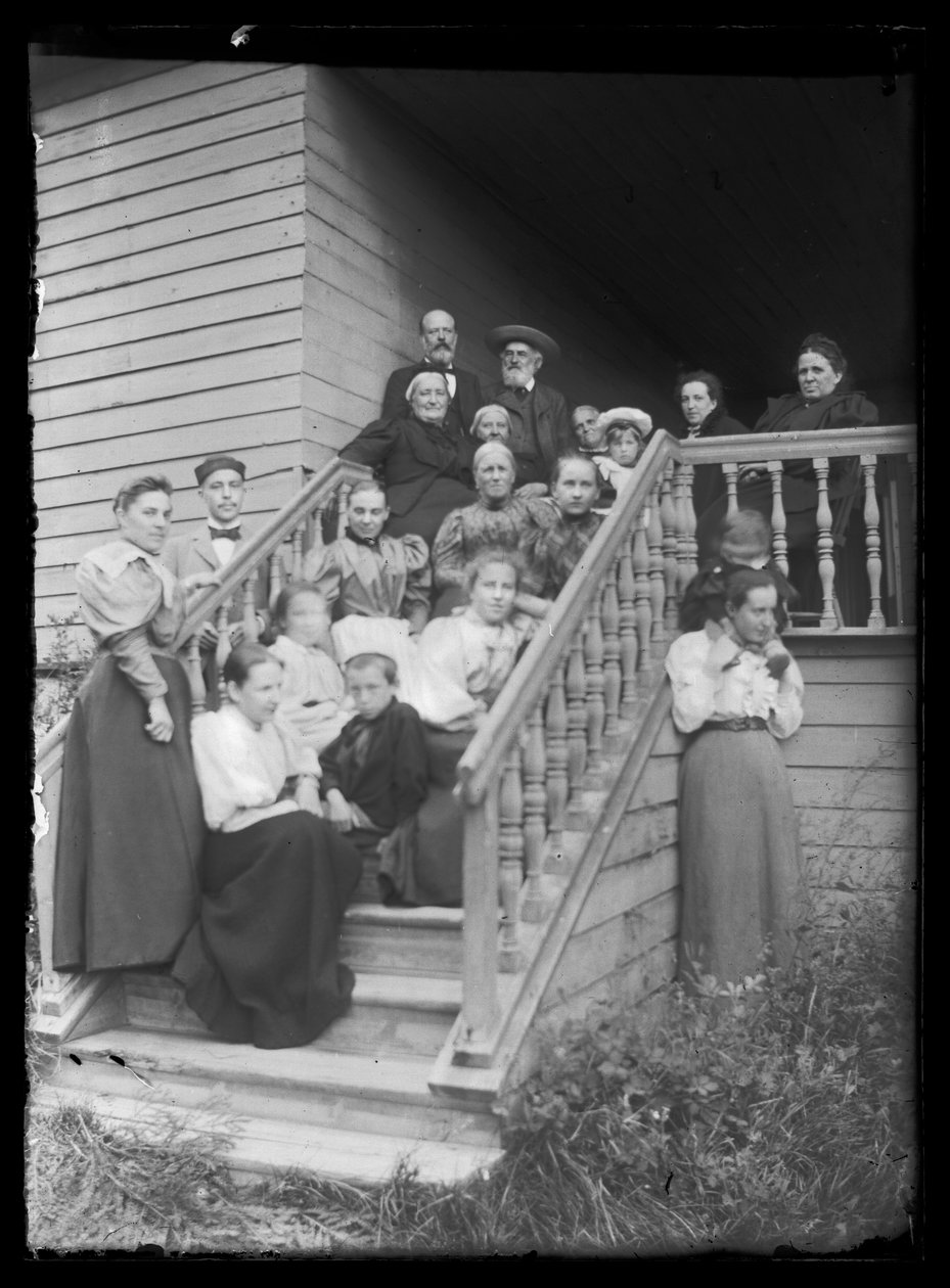 Groepsfoto op de trappen van de Witte Villa door Hugo Simberg
