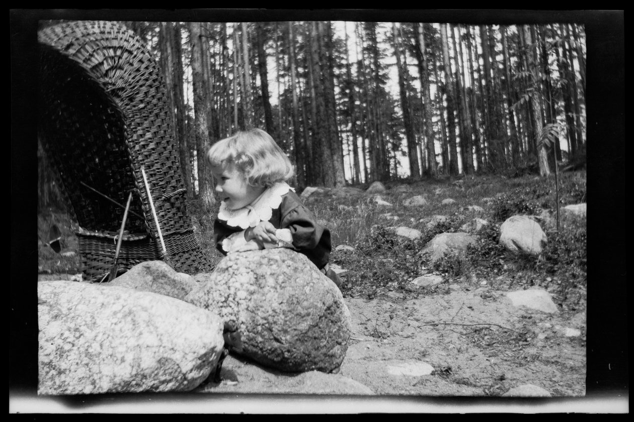 Tom Simberg op de binnenplaats van de studio in Selkäranta door Hugo Simberg