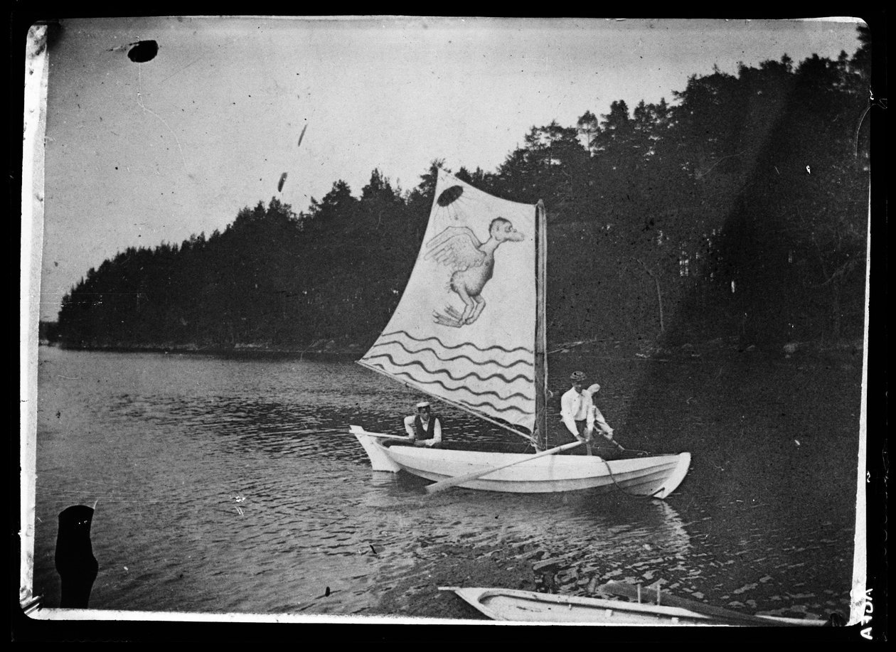 Witte boot beschilderd door Hugo met monsterzeilen door Hugo Simberg
