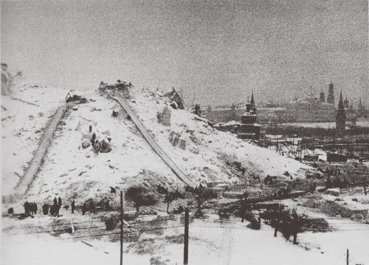 De sloop van de kathedraal van Christus de Verlosser in Moskou, 1931 door Ilya Arnoldovich Ilf