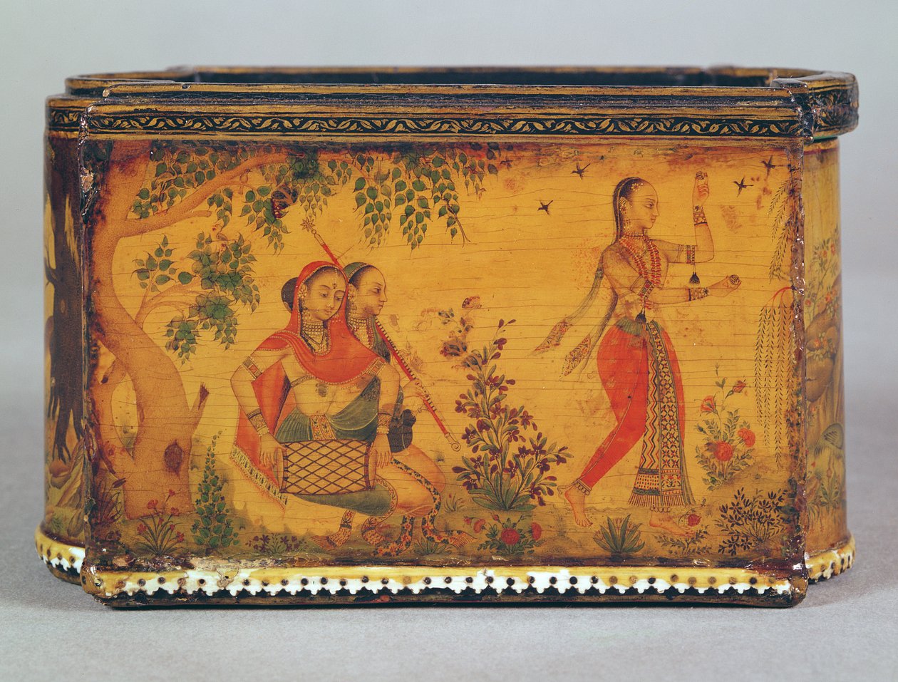 Geschilderde en gelakte doos met ivoren franje, Deccani, c.1660 door Indian School