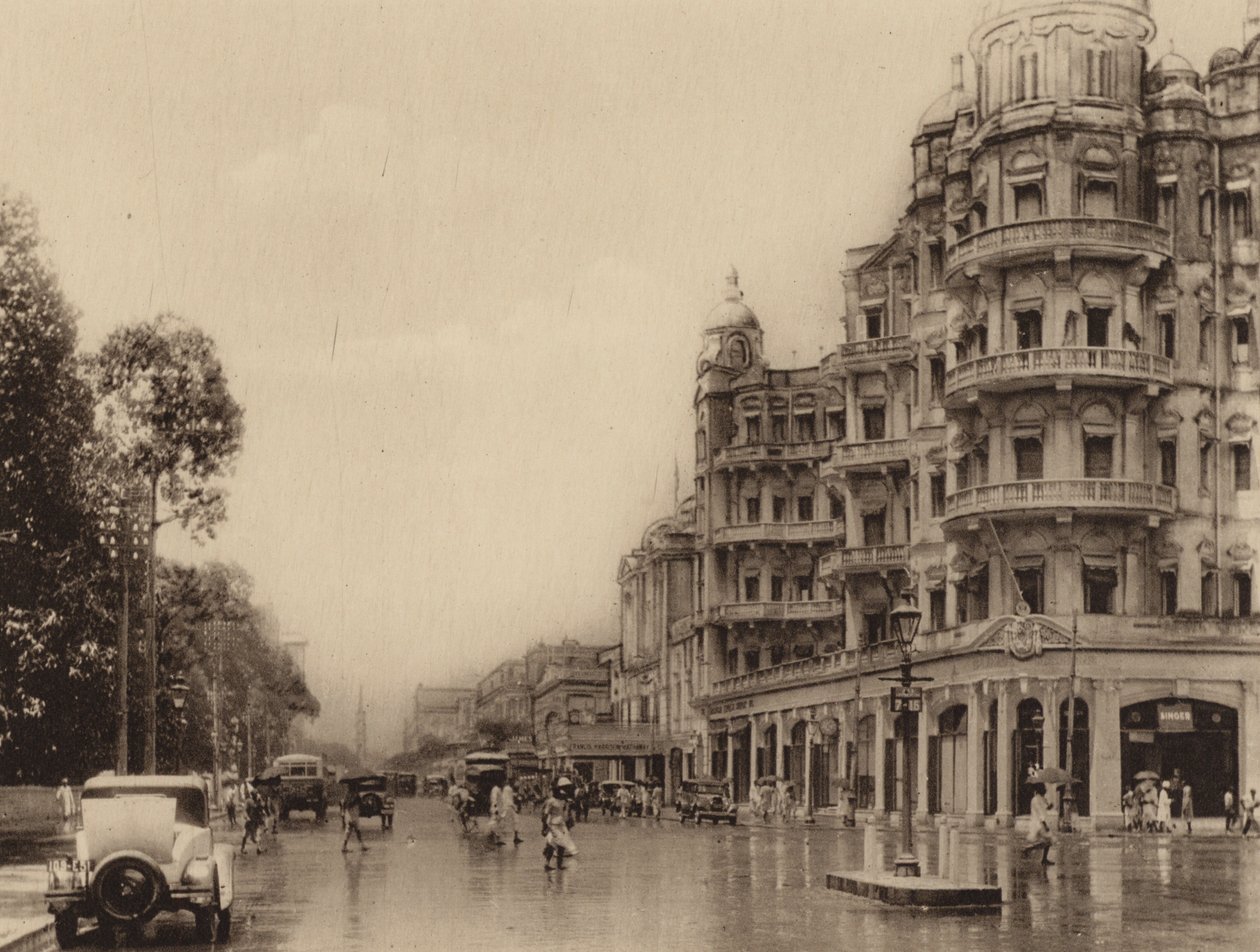 Esplanade Mansions en Government Place East met uitzicht op Old Court House Street (z/w foto) door Indian photographer