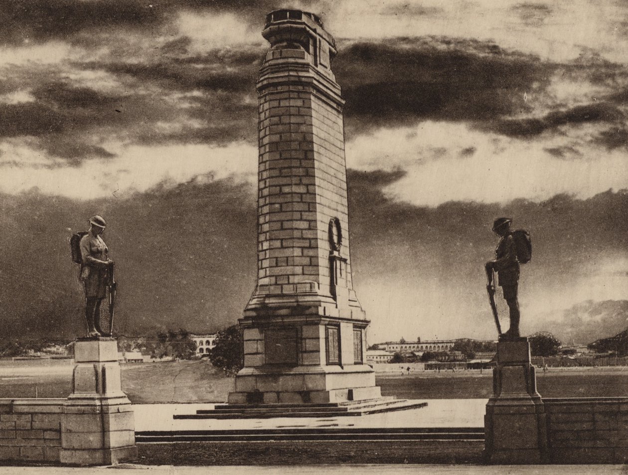 De Cenotaaf met Fort William op de achtergrond aan de overkant van de Maidan (z/w foto) door Indian photographer