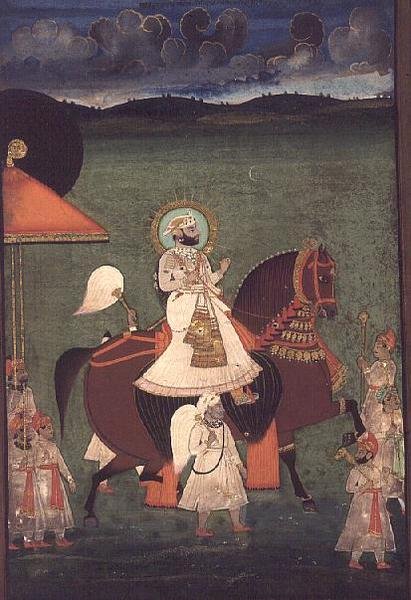 Rana Sarup Singh (1842-61) van Mewar rijdt op een kastanjebruine hengst, zijn volgelingen te voet dragen zonneschermen en koninklijke attributen, Udaipur, ca. 1855 door Indian School