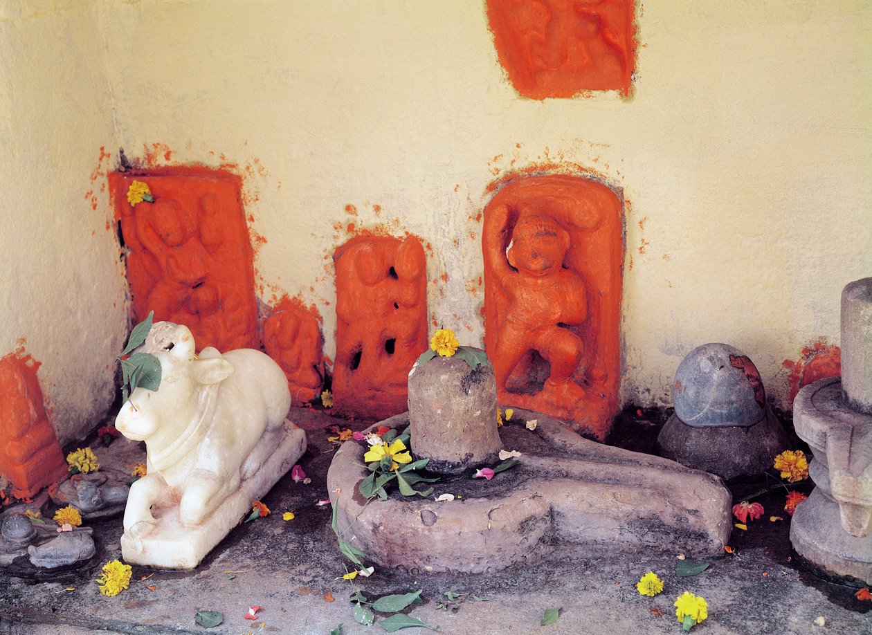 Een schrijn van een kapel aan de Ganges door Indian School