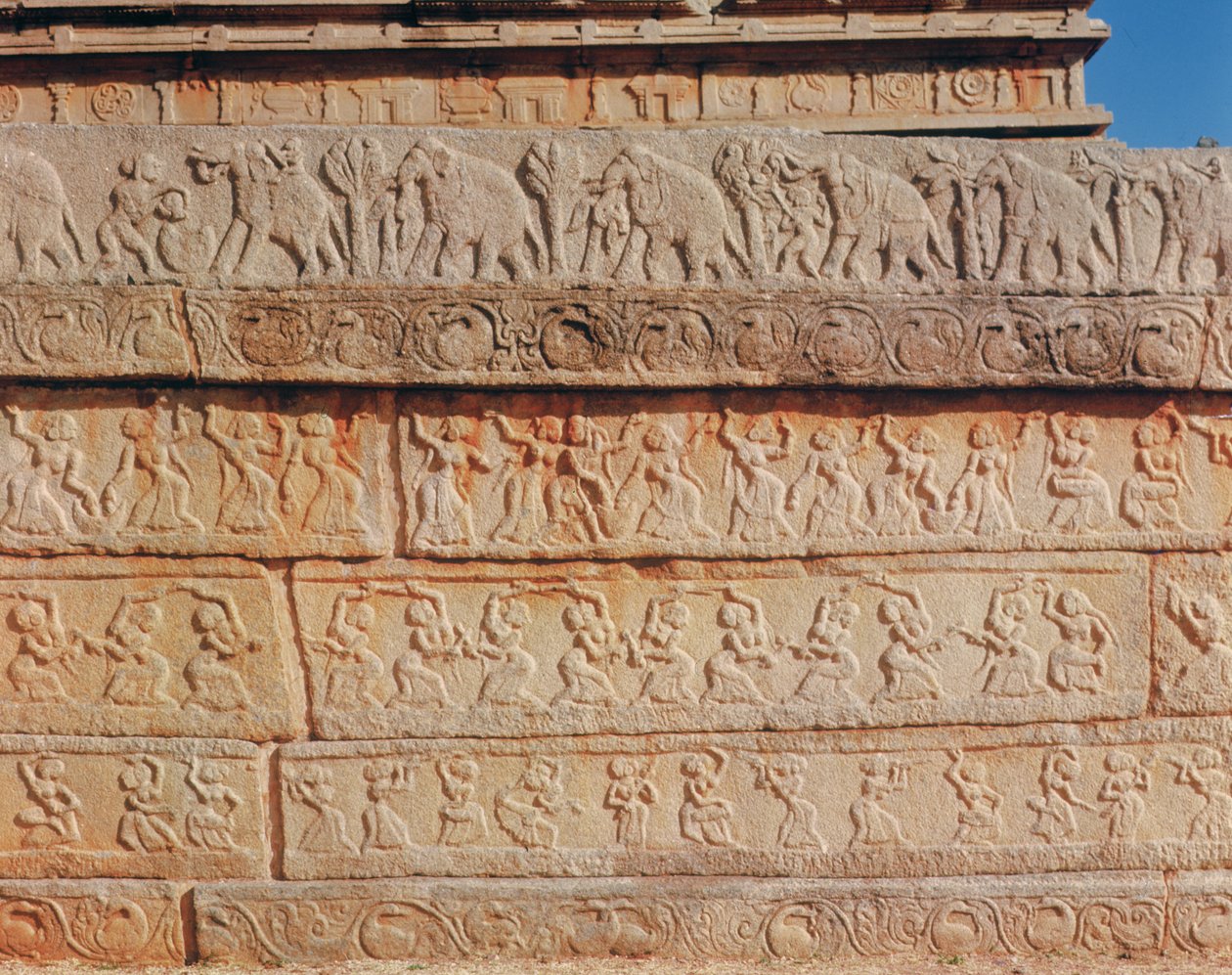 Detail van de muur, bij de Mahanavami Dibba door Indian School