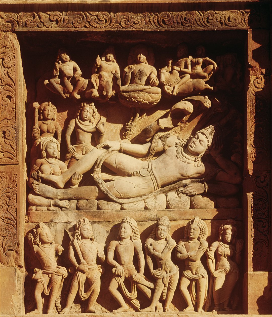 Reliëf met Vishnu liggend op de slang Sesha, uit de Tempel van Vishnu, ca. 500 AD door Indian School