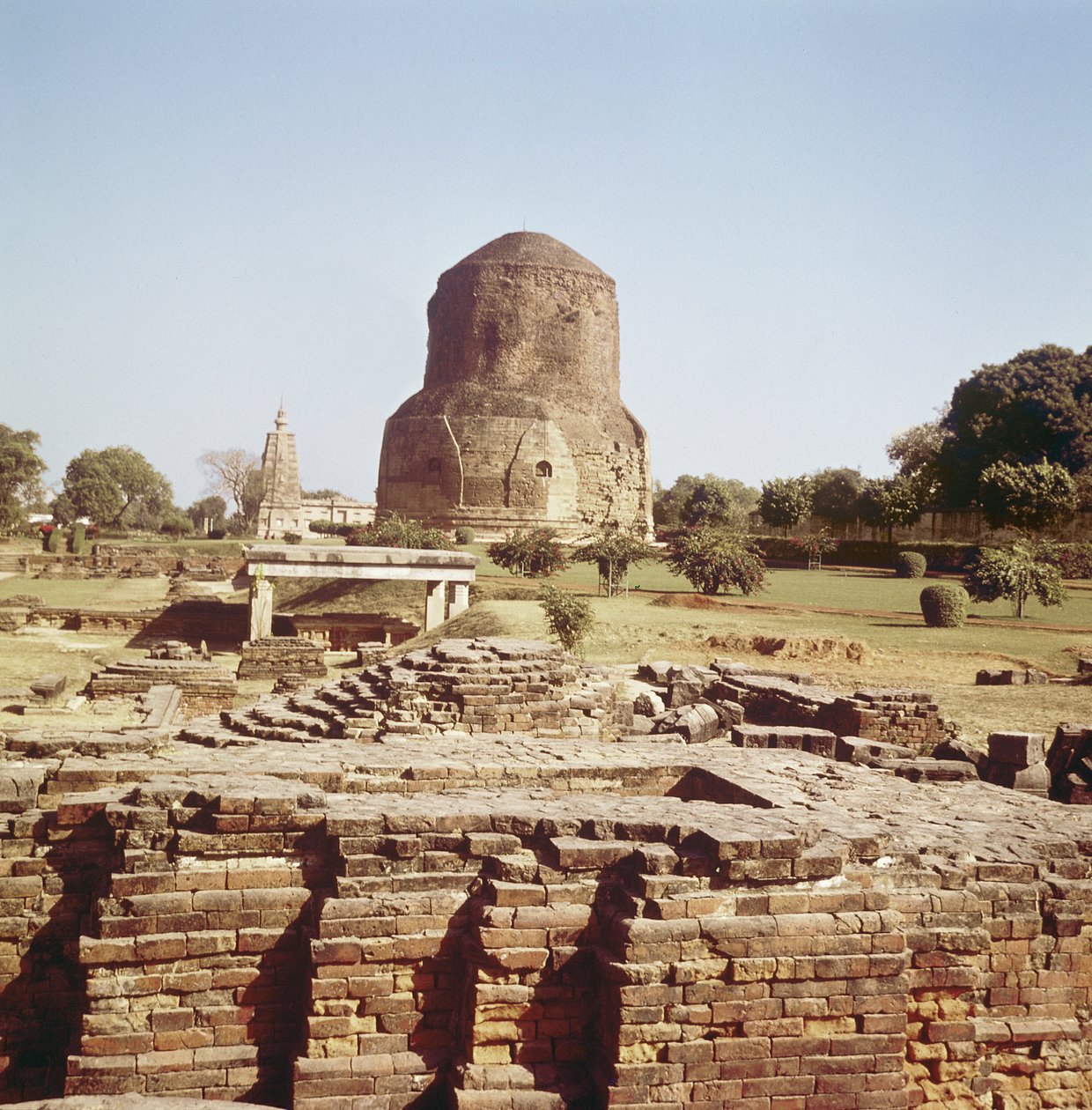 De Dhamekh stupa, ca. 500 AD door Indian School