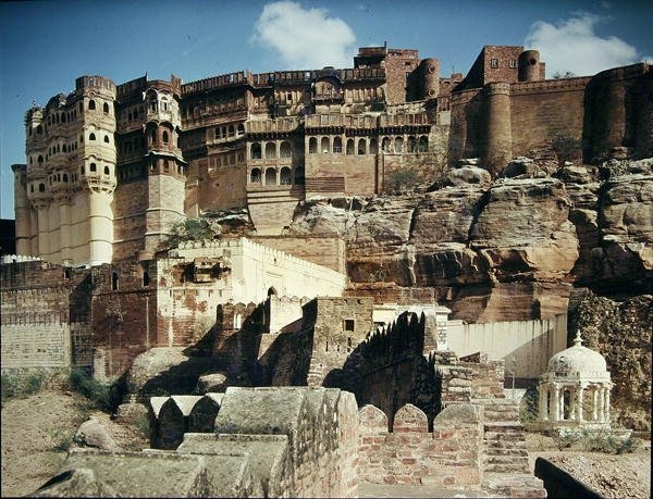 Zicht op het Mehrangarh Fort, gebouwd in 1459 door Indian School