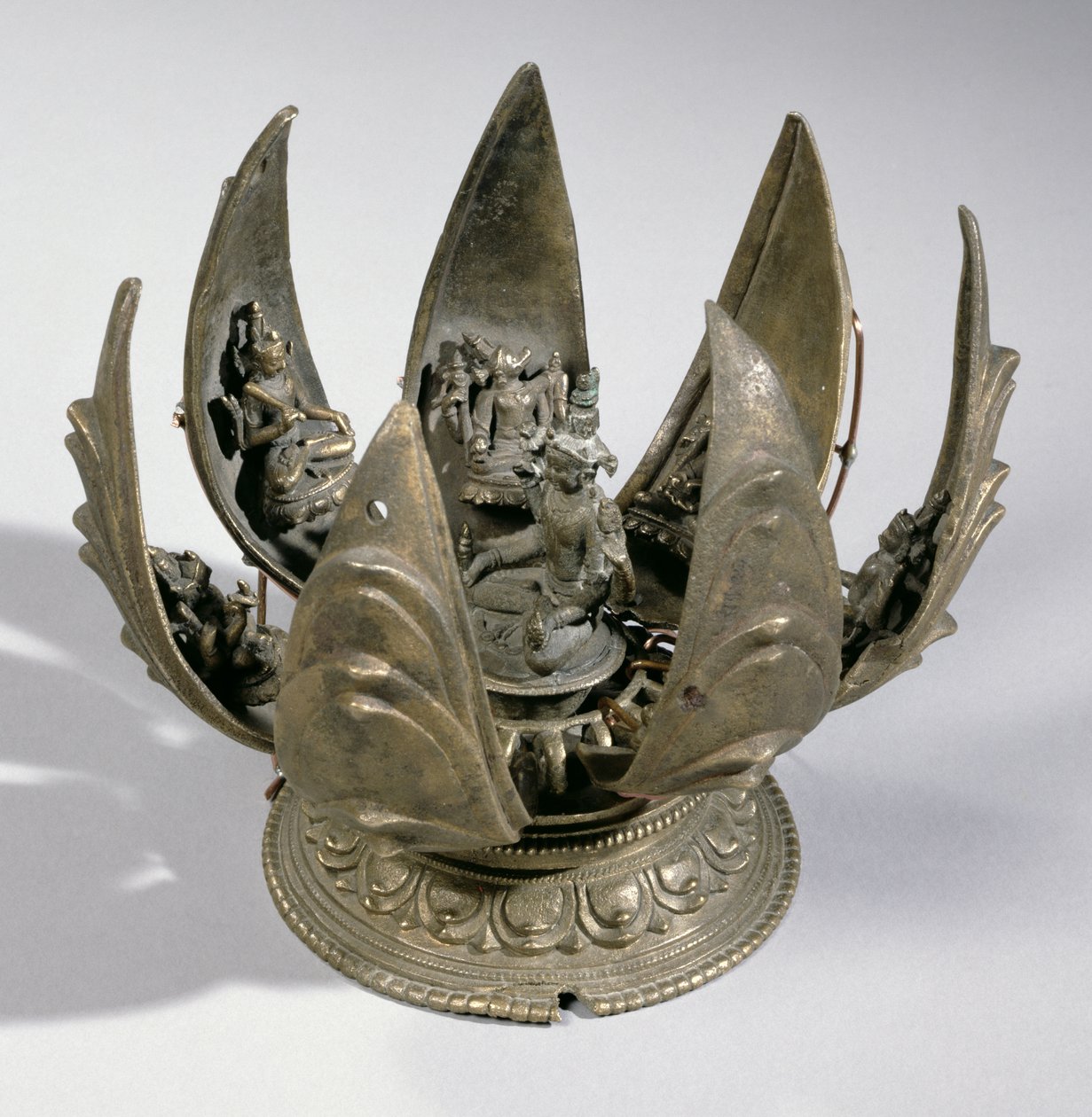 Vishnu met de lotus omringd door zijn incarnaties op de scharnierende bloembladen, Oost-India, ca. 1200 (brons) door Indian School