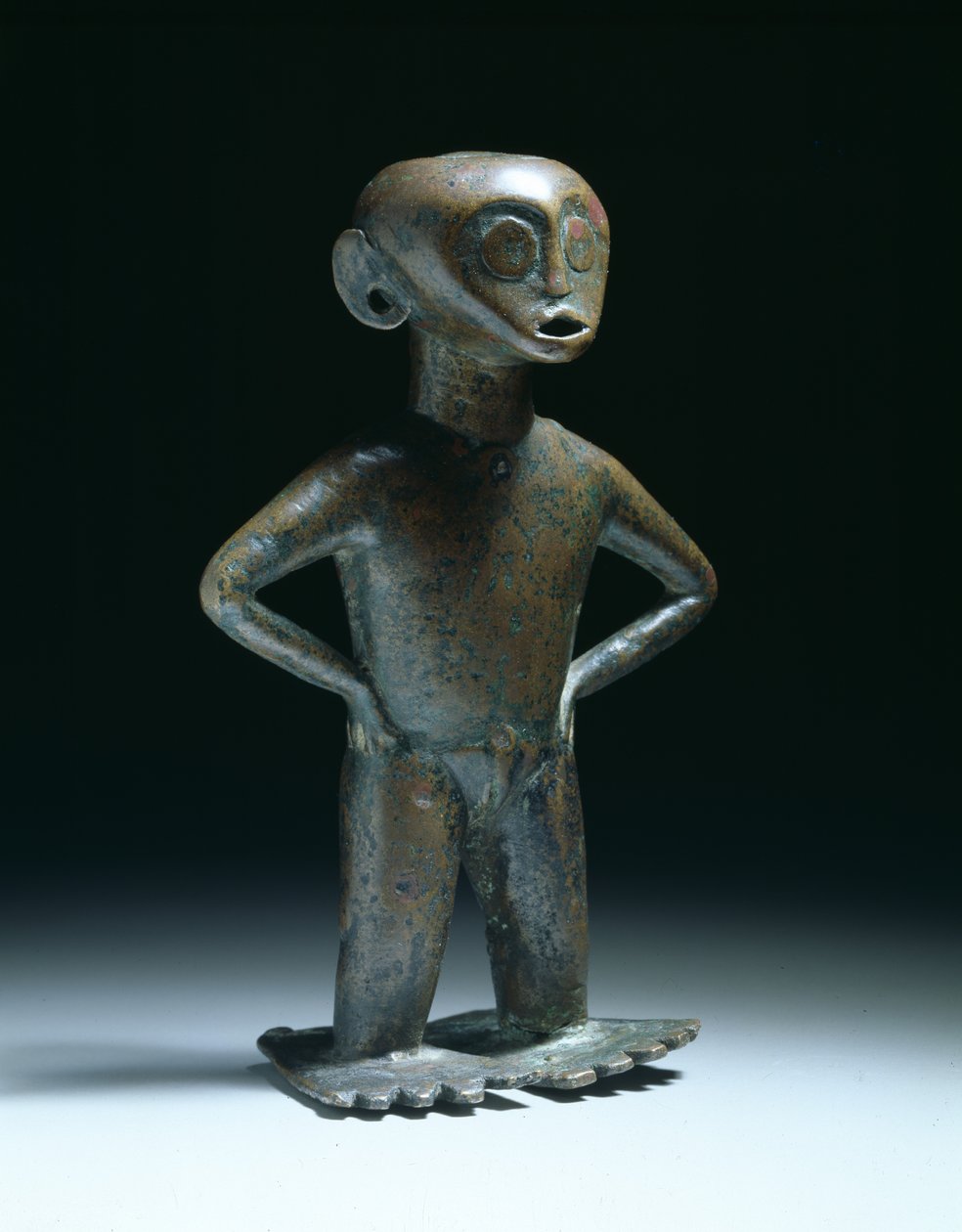 Staande vrouwelijke figuur door Indonesian School